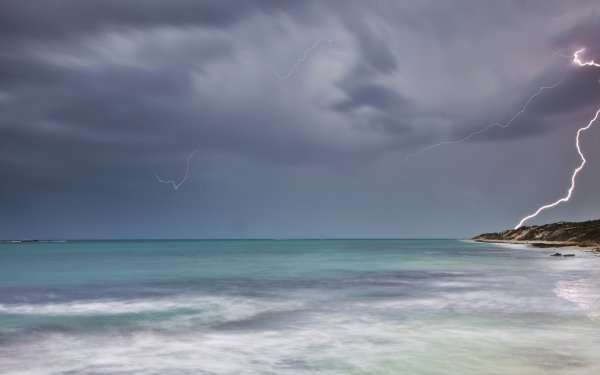Гроза над океаном