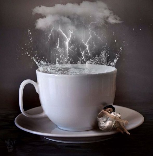 Чашка кофе на берегу моря