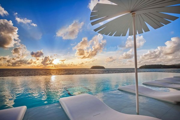 Напитки у бассейна