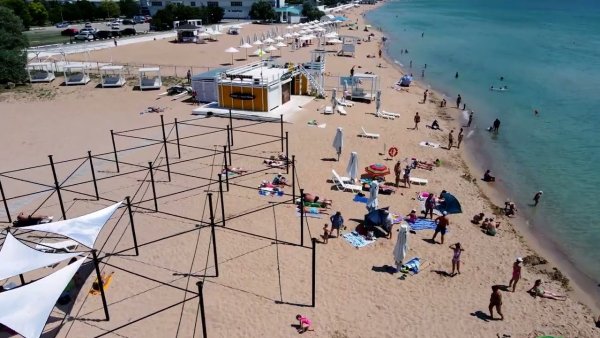 Девушка сидит на пляже