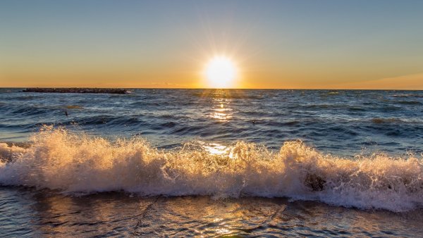 Восход на море