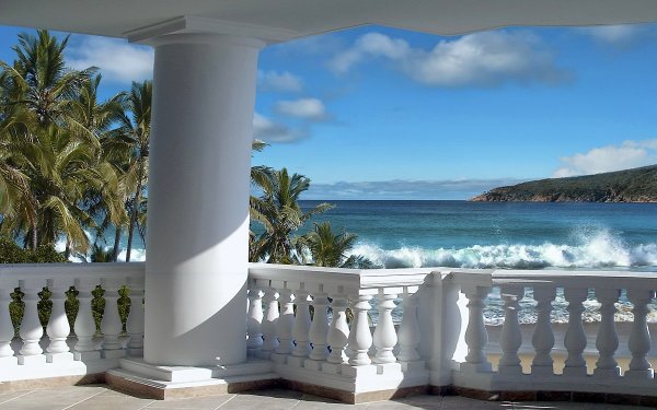 Красивый вид на море с террасы