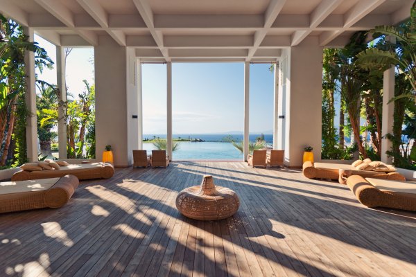 Деревянная терраса с видом на море