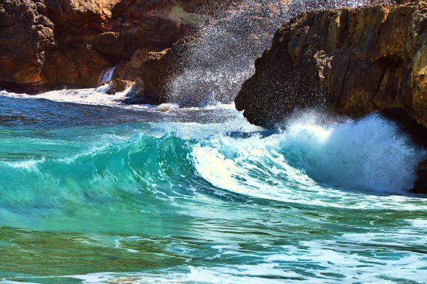 Волны река море