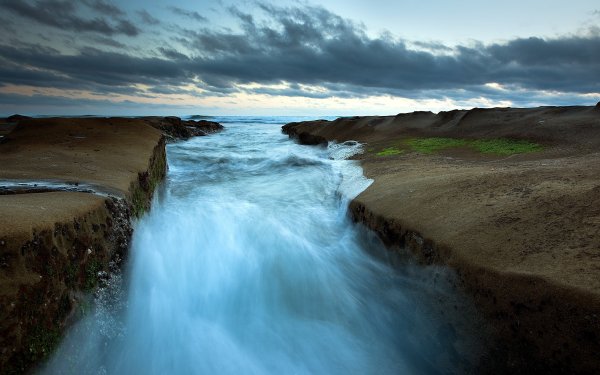 Ручей впадает в море
