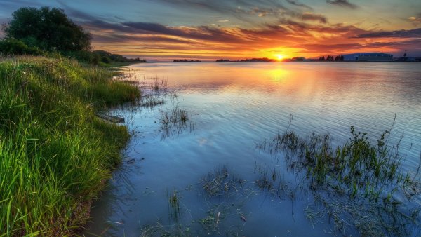 Каменистый берег озера