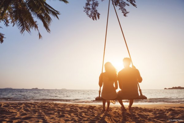 Двое на закате у моря