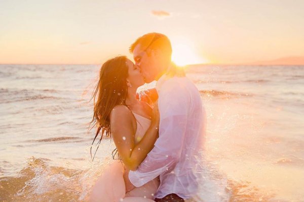 Влюбленная пара на пляже