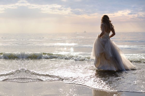 Девушка и море пейзаж