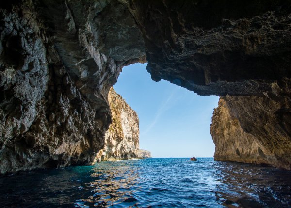 Голубой грот на острове капри в Италии