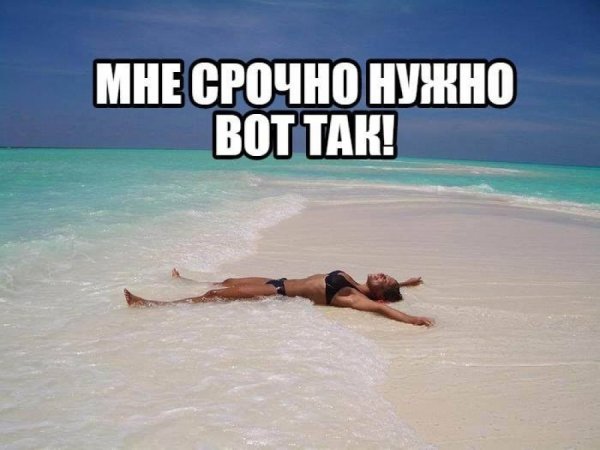 Девушка в волнах моря