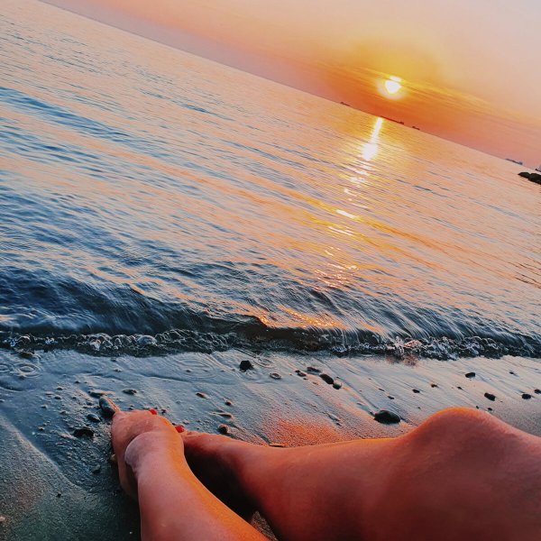 Девушка в платье на море