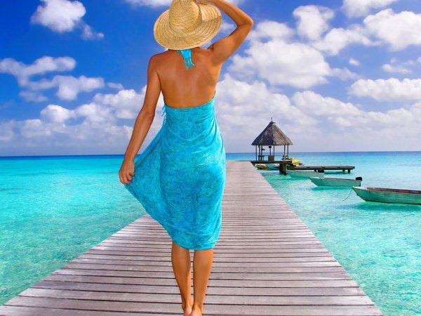 Девушка спиной к морю