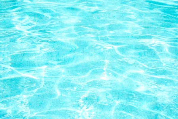 Светло голубой цвет воды