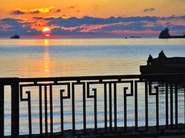 Набережная и море в Феодосии