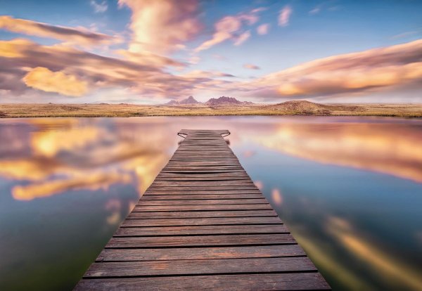 Медитирующий на закате