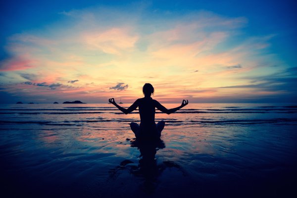 Девушка медитирует