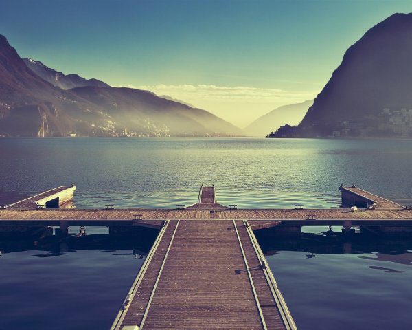 Лодка на фоне моря