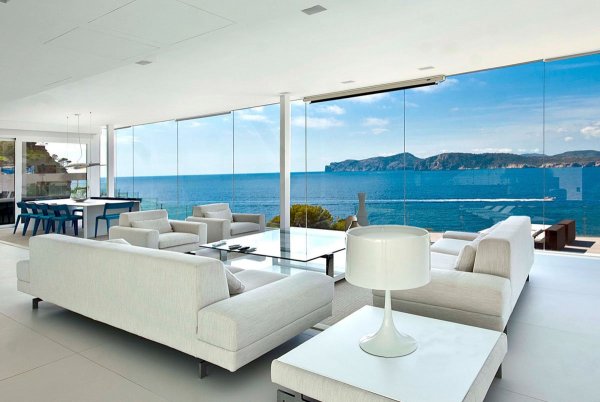 Гостиная с видом на океан