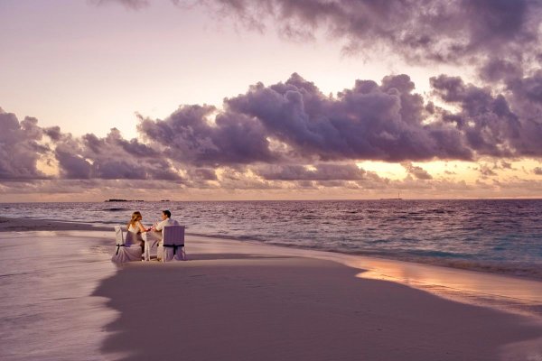 Двое на берегу океана