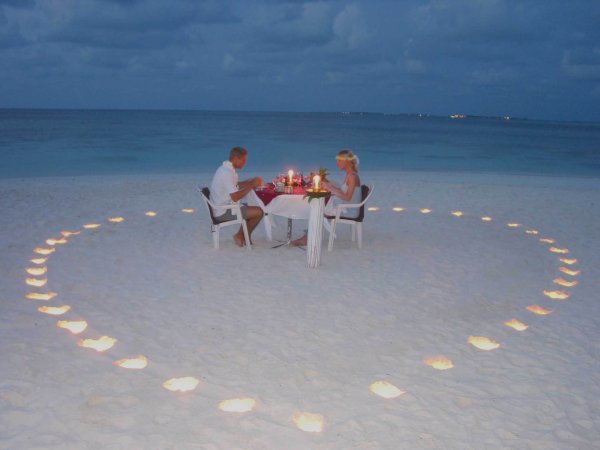 Влюбленные на берегу моря