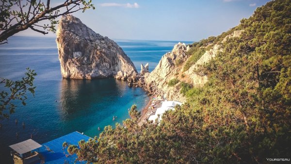 Пляж у скалы дива Симеиз