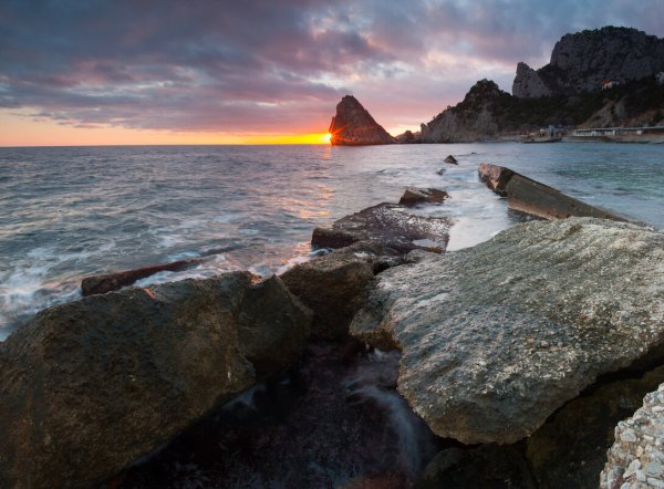 Скала дива шторм