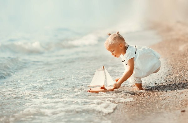 Мальчик у моря