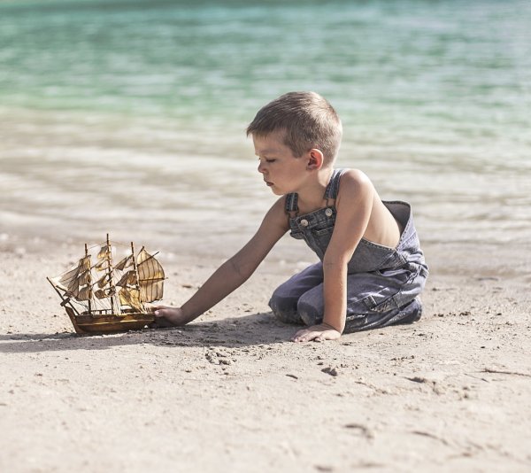 Красивые дети на море