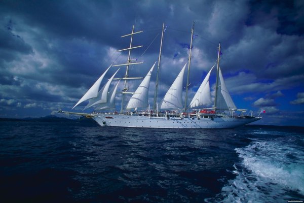 Парусник в море