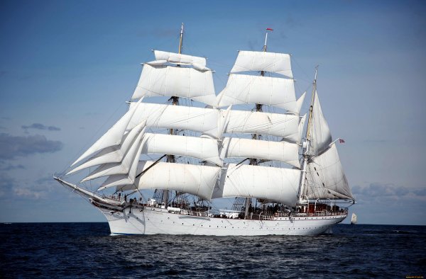 Катер в море