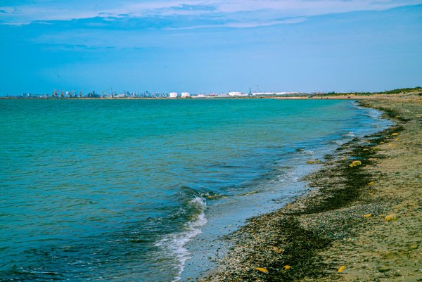 Город Астрахань море