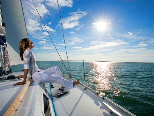 Девушка на берегу моря