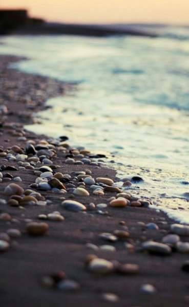 Девушка в Красном платье на море