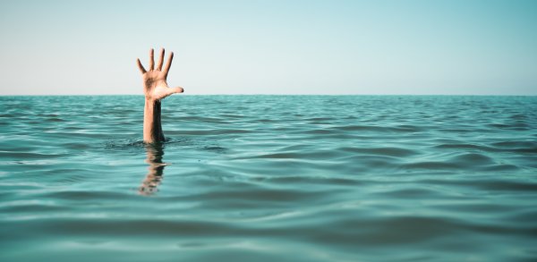 Человек тонет в воде