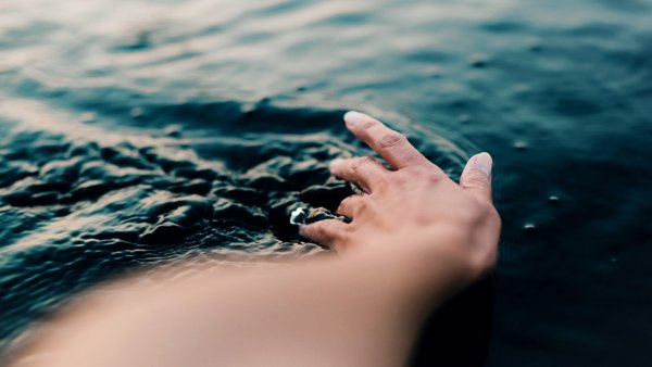 Рука тянется к морю