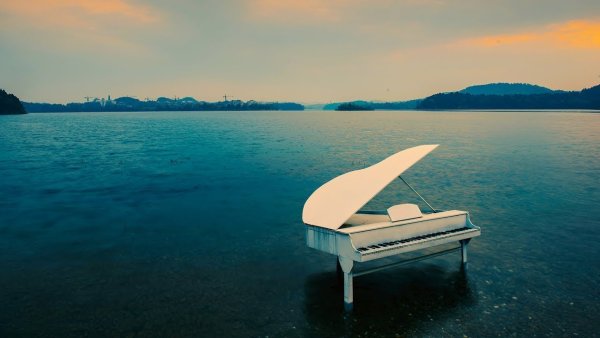 Рояль и море