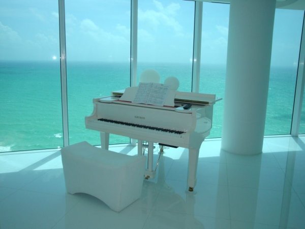 Рояль на фоне моря