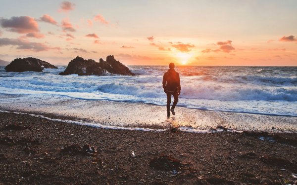 Человек на берегу моря