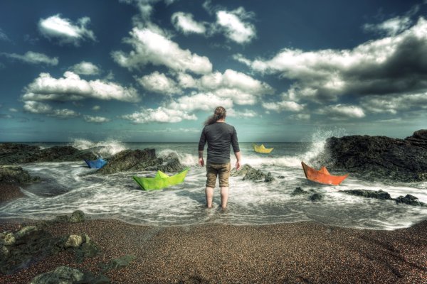 Берег моря с людьми