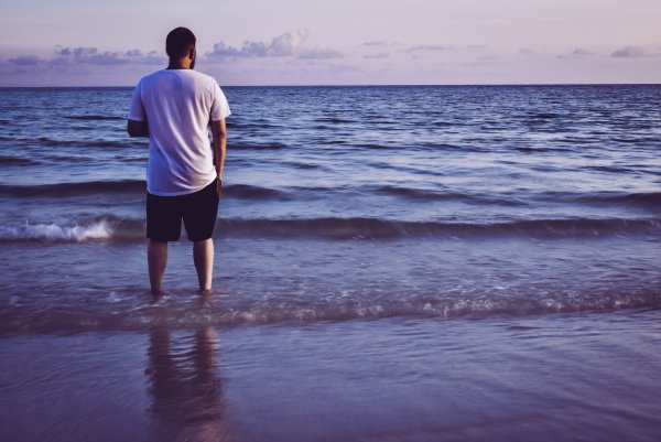 Мужчина спиной у моря