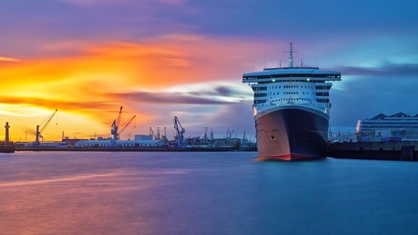 Современный корабль в порту