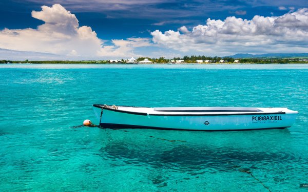 Лодка в море