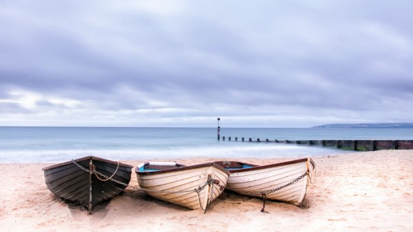 Лодка на берегу моря