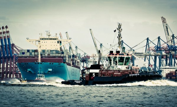 Maersk корабль в порту