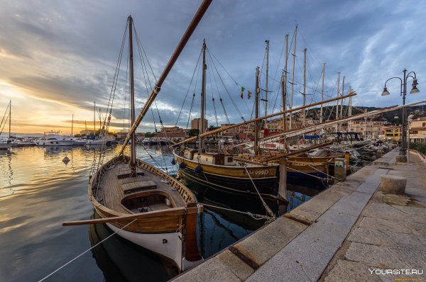 Пристань с кораблями