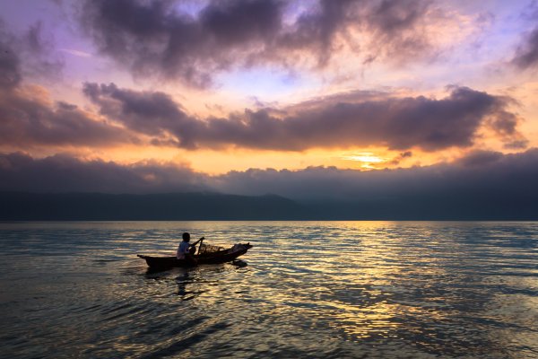 Лодка на берегу моря