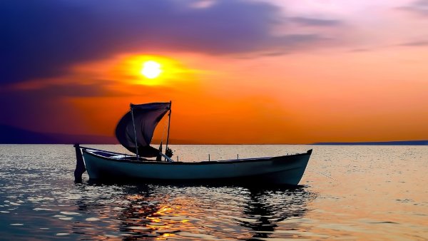 Рыбацкие лодки на берегу моря