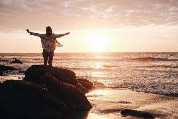 Человек на берегу моря