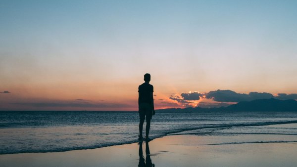 Человек на берегу моря